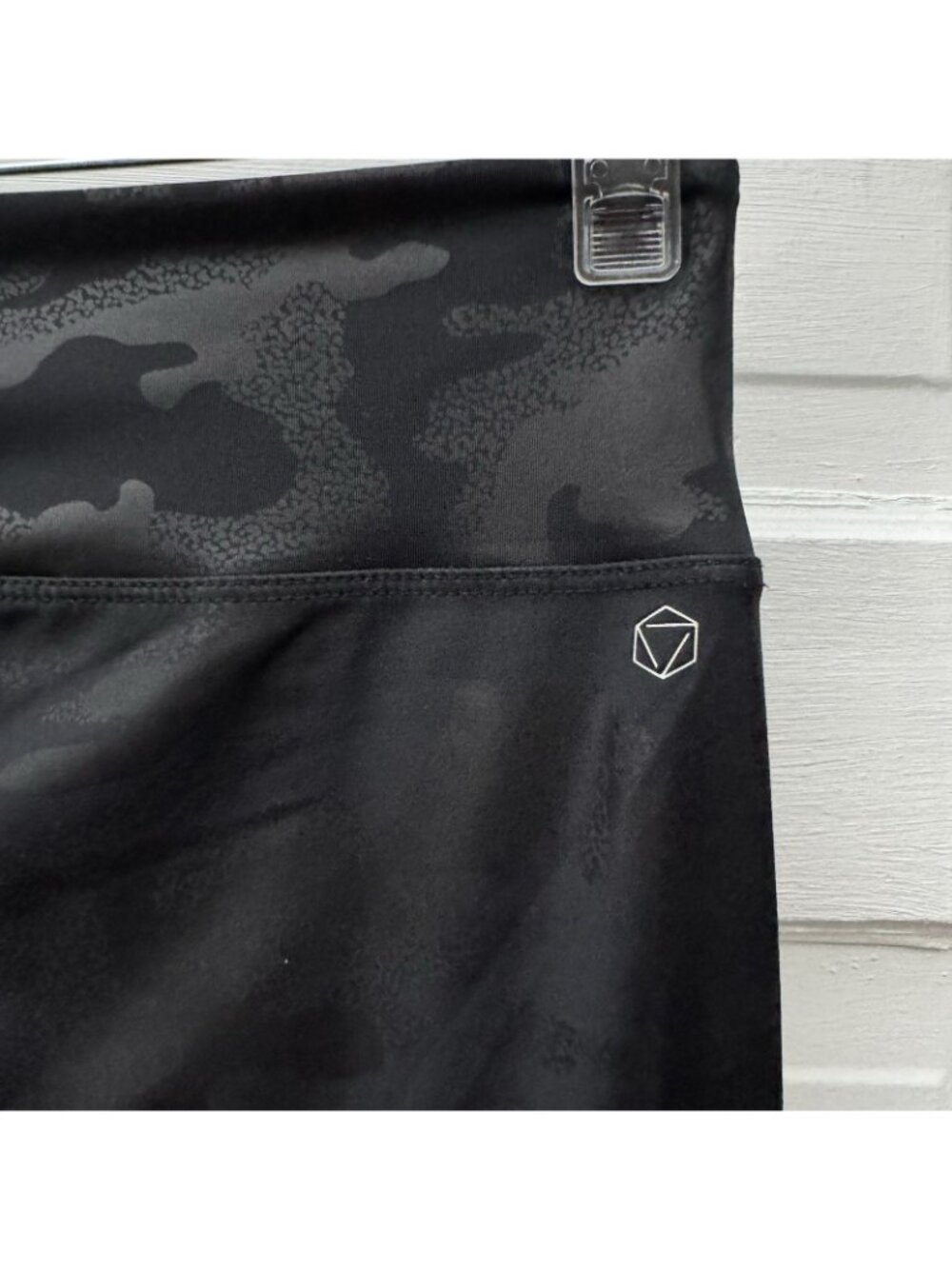 AR-33 Womens L Black Camo 7/8 Leggings Mid Rise Compression Made USA - Picture 9 of 12